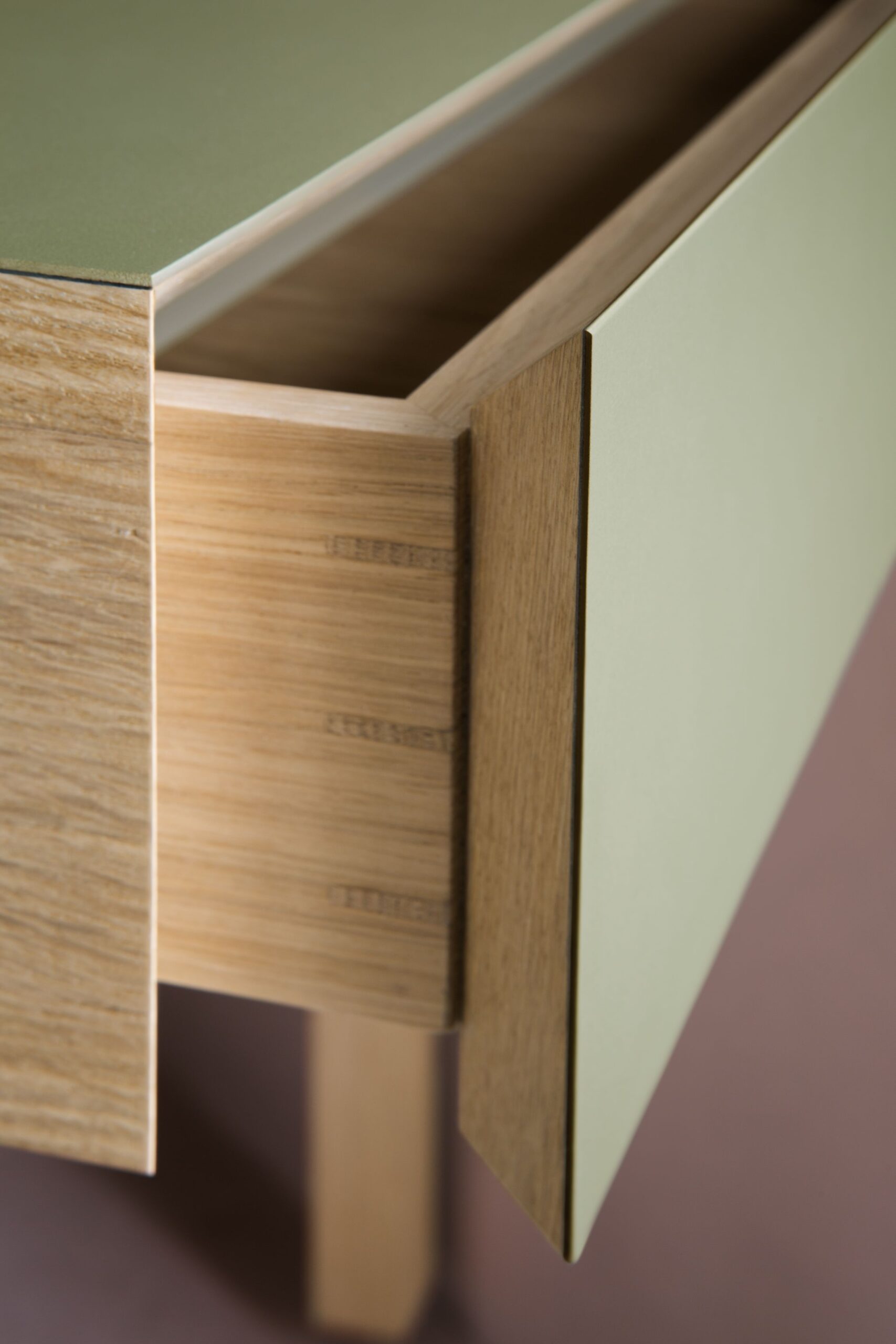 High Resolution-Furniture_Linoleum_4184_desk5_detail_drawer