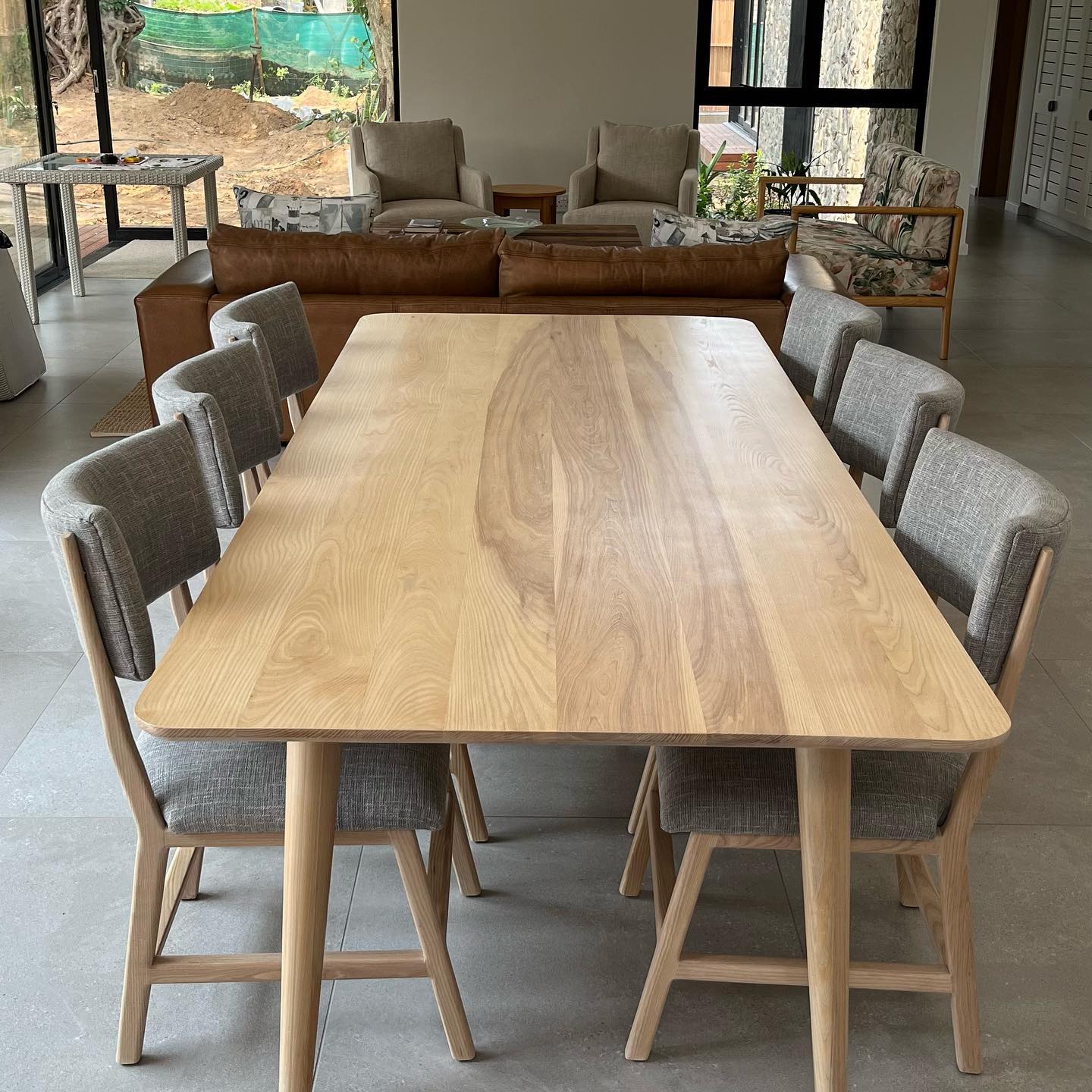 Dining table + chairs (2)