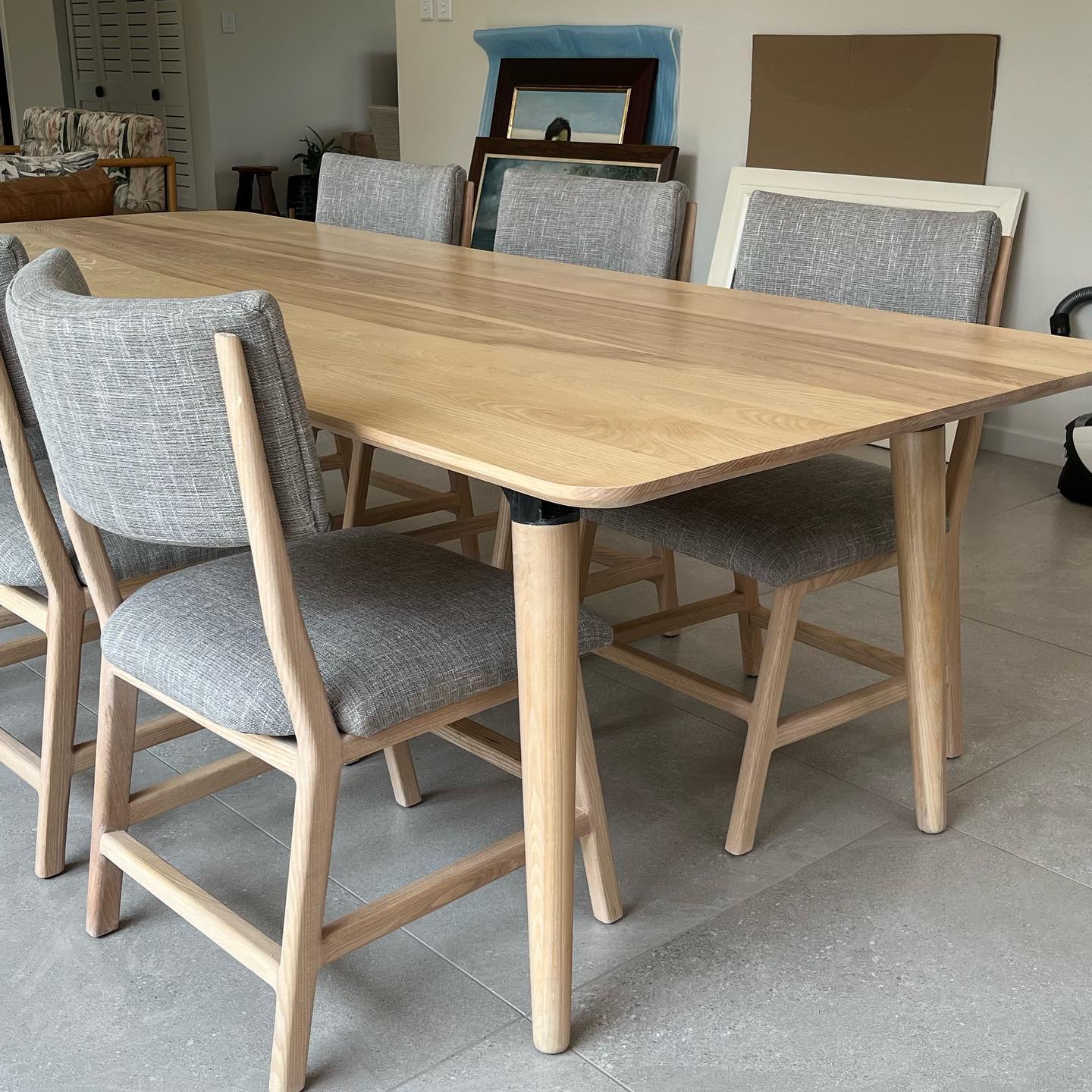 Dining table + chairs (3)